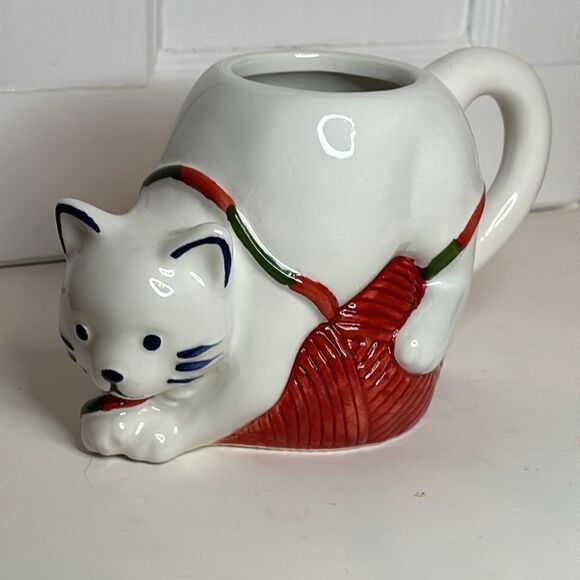 Wondershop White Ceramic Cat Coffee mug playing with yarn small 15oz - Picture 5 of 6